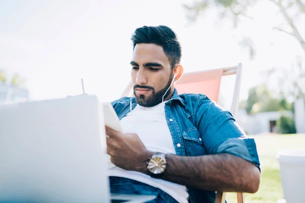 Turkse Bebaarde Mannelijke Student Die Informatie Schrijft Het Leerboek Cursus — Stockfoto