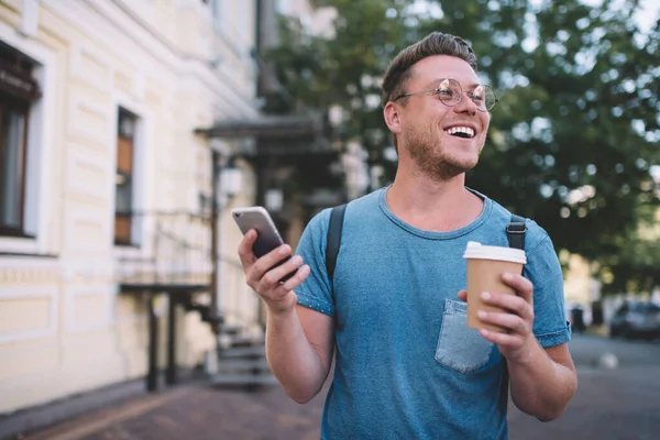 Счастливый Молодой Человек Очках Наслаждающийся Выходными Проводя Время Улице Держа — стоковое фото