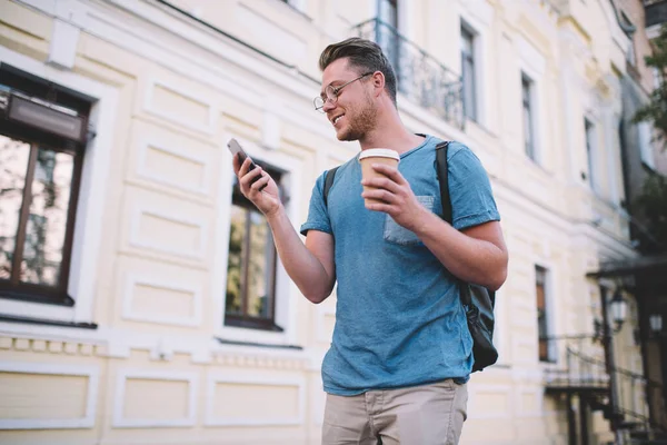 Kafkasyalı Bir Adam Mobil Uygulama Ile Takipçilerle Sohbet Ederken Şehir — Stok fotoğraf