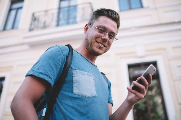 Continuación Retrato Del Milenario Masculino Sonriente Con Teléfono Inteligente Celular —  Fotos de Stock