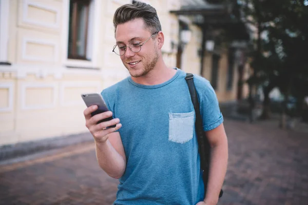 Kjekk Ung Mann Med Søtt Smil Ansiktet Søkende Telefonkontakt Med – stockfoto