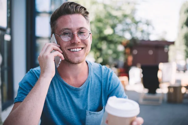 Regocijarse Chico Hipster Gafas Clásicas Mirando Cámara Sonriendo Feliz Buena — Foto de Stock