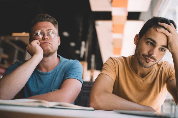 Gelangweilte Männliche Studenten Mit Brille Zur Sehkorrektur Grübeln Über Informationen — Stockfoto