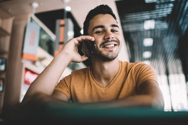 Portrait Cheerful Hipster Guy Enjoying Friendly Smartphone Conversation Leisure Time — Stock Photo, Image