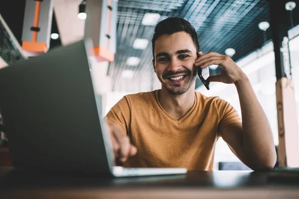 Retrato Freelancer Masculino Positivo Sentado Área Trabalho Com Computador Portátil — Fotografia de Stock