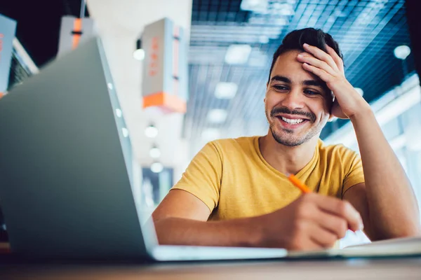 긍정적 남자가 노트북으로 이메일을 읽으며 실내에서 준비를 미소를 — 스톡 사진
