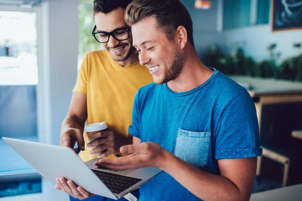 Alegre Colegas Masculinos Leyendo Noticias Sitio Web Divertido Durante Instalación — Foto de Stock