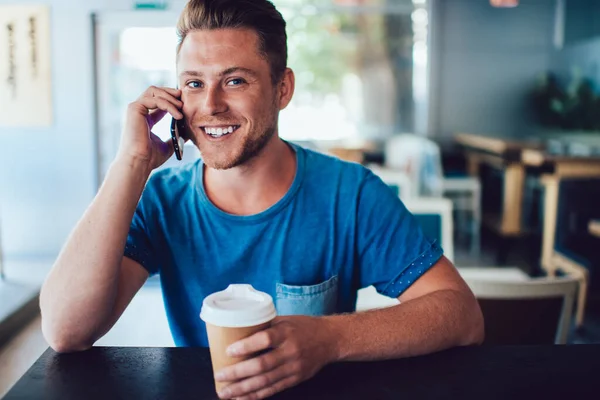 Portretul Unui Hipster Fericit Vesel Îmbrăcat Uzură Casual Petrecând Timp — Fotografie, imagine de stoc