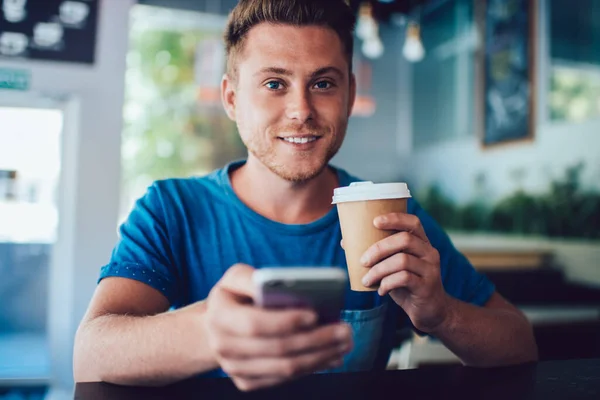 Retrato Chico Hipster Alegre Positivo Vestido Con Ropa Casual Sonriendo — Foto de Stock