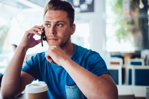 Tankefull Hipster Som Grubler Det Mens Han Tenker Ideen Diskuterer – stockfoto