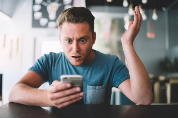 Tipo Hipster Asombrado Con Gadget Teléfono Celular Las Manos Sintiéndose —  Fotos de Stock