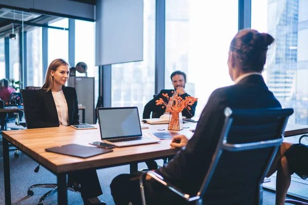 Intelligente Zakenmensen Gekleed Formele Kleding Zitten Aan Vergadertafel Bespreken Informatie — Stockfoto