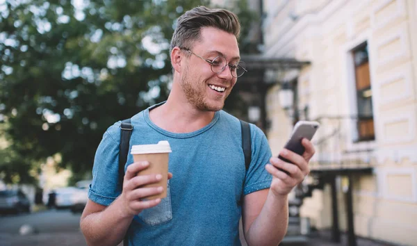 Hombre Feliz Gafas Ópticas Satisfecho Con Mensaje Texto Recibido Sobre — Foto de Stock