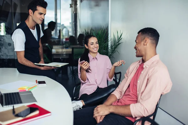 Hombres Mujeres Felices Disfrutando Descanso Trabajo Para Hablar Cosas Personales —  Fotos de Stock