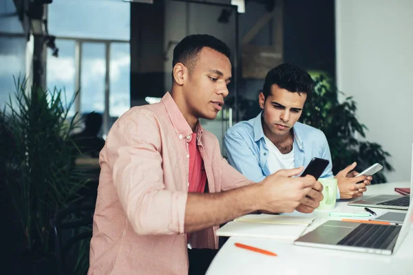 Diversos Empleados Masculinos Que Hacen Boletos Línea Para Conferencia Negocios — Foto de Stock