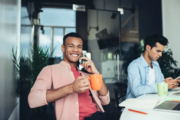 Retrato Desarrollador Software Masculino Alegre Con Taza Café Disfrutando Comunicación — Foto de Stock