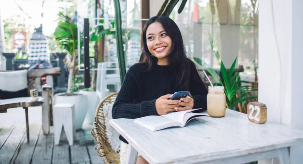 Charmant Jong Aziatisch Vrouw Met Smartphone Glimlachen Terwijl Zitten Aan — Stockfoto