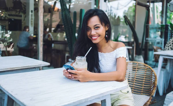 Jovem Mulher Indonésia Bonita Bebendo Café Mensagens Jar Telefone Sentado — Fotografia de Stock