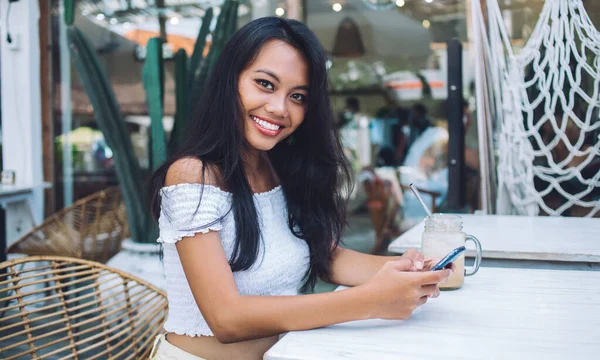 Jonge Mooie Indonesische Dame Die Koffie Drinkt Uit Pot Messaging — Stockfoto