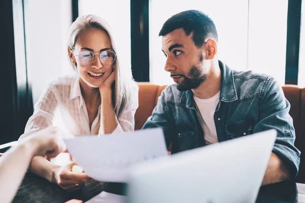 Mujer Rubia Joven Gafas Hombre Barbudo Sentado Mesa Discutiendo Carta — Foto de Stock