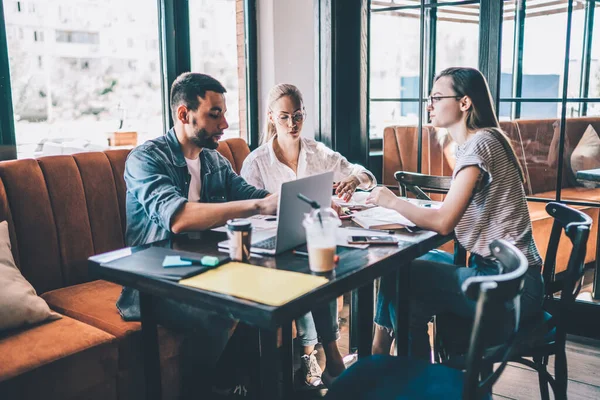 Grupo Mujeres Casuales Modernas Hombre Sentado Mesa Cafetería Discutir Nuevo — Foto de Stock