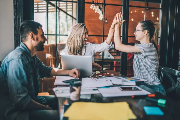 Zijaanzicht Van Een Man Aan Tafel Met Vrolijke Vrouwelijke Collega — Stockfoto