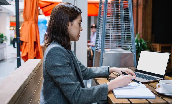 Zijaanzicht Van Jonge Aziatische Vrouw Met Behulp Van Laptop Met — Stockfoto