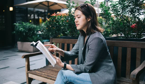 Wanita Asia Cantik Yang Terfokus Dengan Pakaian Formal Membaca Buku — Stok Foto