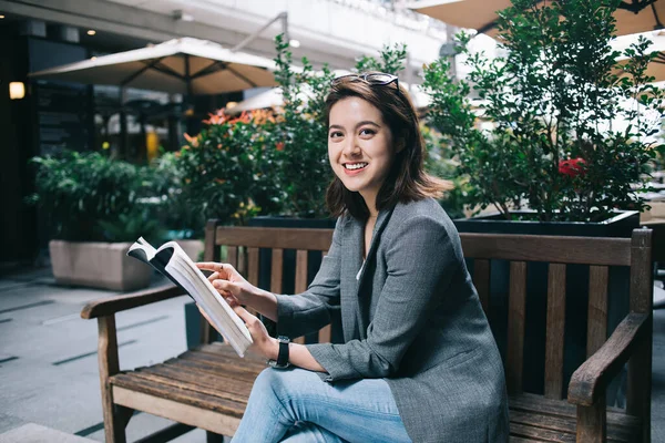 Ung Attraktiv Asiatisk Kvinna Formella Kläder Läser Bok Med Intresse — Stockfoto