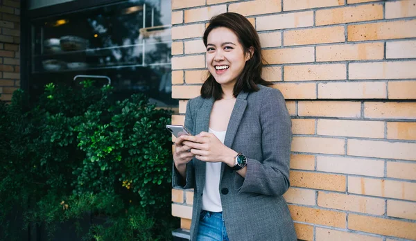 Mujer Joven Saliente Con Sonrisa Radiante Ropa Casual Apoyada Contra — Foto de Stock