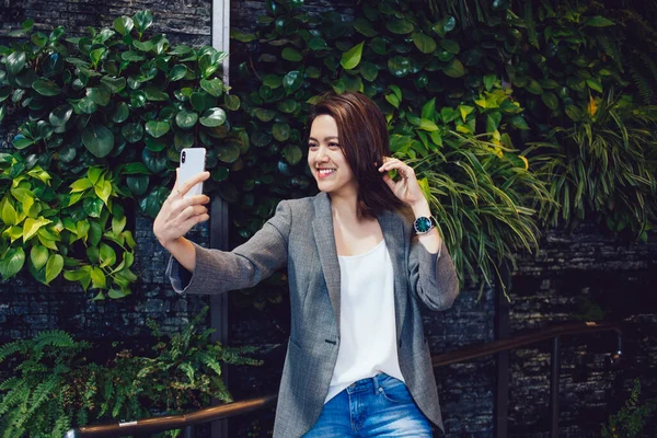 Happy Smiling Beautiful Asian Woman Stylish Clothes Making Selfie Park — Stock Photo, Image