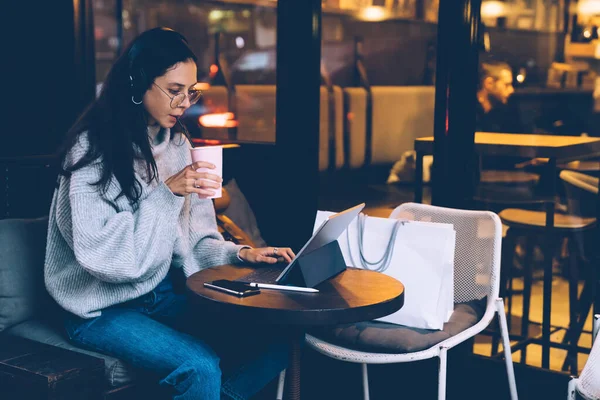 Mulher Casual Bonita Fones Ouvido Óculos Que Bebem Com Palha — Fotografia de Stock