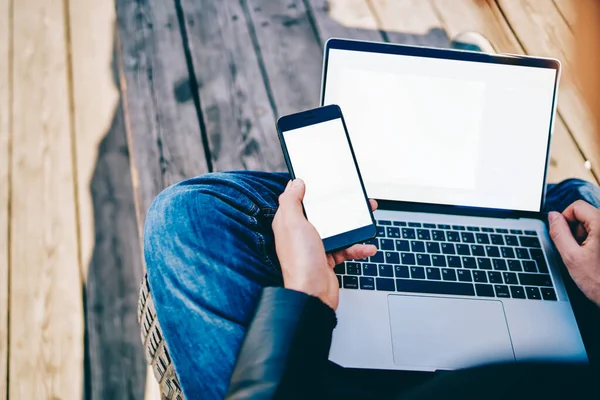 Gewassen Beeld Van Millennial Man Werken Afstand Laptop Apparaat Met — Stockfoto