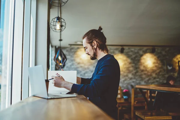 Visão Lateral Estudante Masculino Qualificado Sério Que Estuda Informação Para — Fotografia de Stock