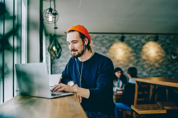 Maschio Caucasico Che Riposa Caffetteria Ascoltando Musica Preferita Cuffia Chattando — Foto Stock