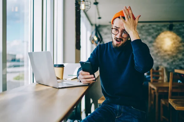 Wunder Hipster Kerl Optischer Brille Fühlen Sich Von Empfangenen Sms — Stockfoto