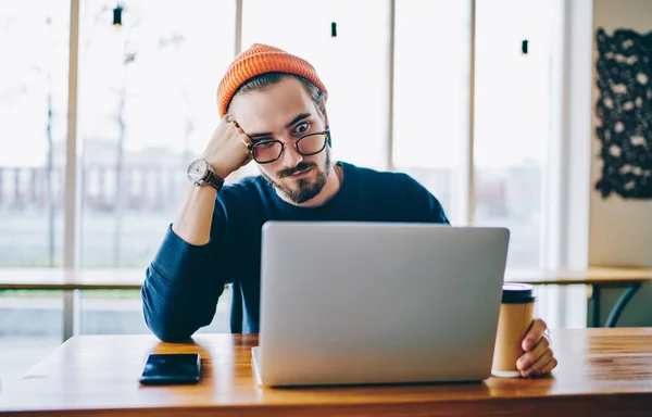 Geschokte Mannelijke Freelancer Verbaasd Van Ontvangen Mail Met Informatie Fout — Stockfoto