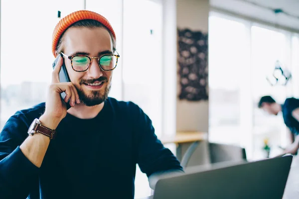 Happy Male Communicate Cellular Phone Customer Service Travel Agency While — Stock Photo, Image