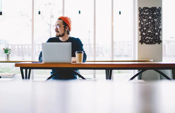 Rozjímání Hipster Chlap Zamyšlený Pohled Pryč Přemýšlení Informační Databázi Notebooku — Stock fotografie