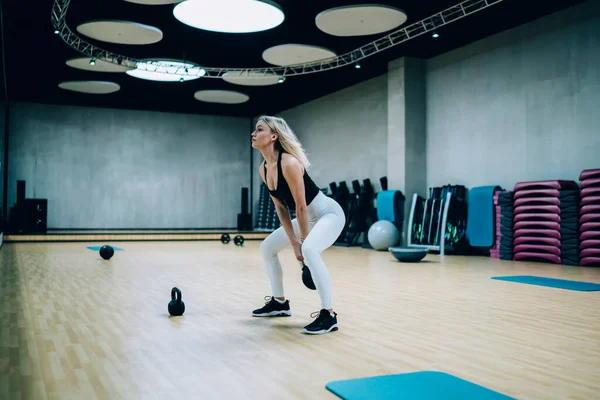 Aantrekkelijke Geconcentreerde Fitte Vrouw Sportkleding Tillen Halter Met Beide Handen — Stockfoto