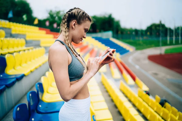 Spor Giyimli Sarışın Atletik Kadın Cep Telefonuyla Mesajlaşan Kuyruklu Bulanık — Stok fotoğraf