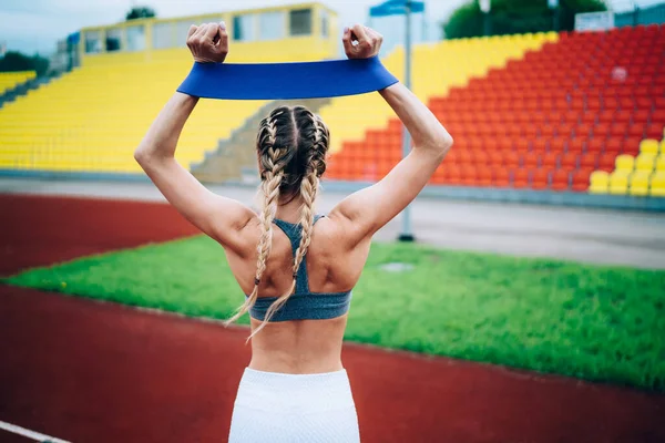 Stadyumda Kolları Başının Üstünde Duran Egzersiz Sırasında Mavi Elastik Kurdeleyi — Stok fotoğraf