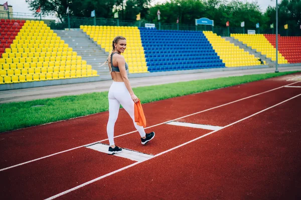 Modern Spordaki Yetişkin Kadınların Yan Görünüşü Lastik Direnç Bandı Tutarken — Stok fotoğraf