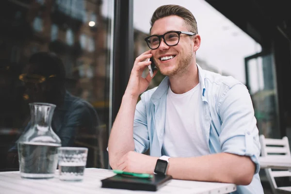 Joven Guapo Con Gafas Sentado Mesa Terraza Cafetería Exterior Hablando — Foto de Stock