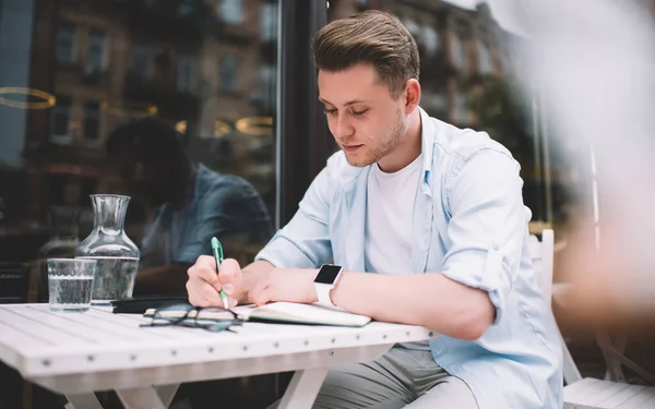 Jonge Blanke Man Casual Kleding Zitten Aan Tafel Cafe Terras — Stockfoto