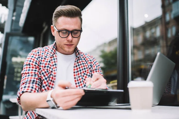 Handsome Focused Caucasian Man Glasses Sitting Table Cafe Taking Notes — Stock Photo, Image