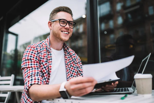 Gelukkig Jong Blank Man Bril Houden Klembord Met Papieren Terwijl — Stockfoto