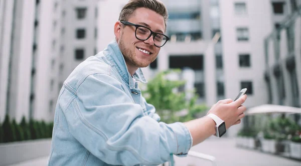 Vista Lateral Del Joven Hombre Sonriente Con Anteojos Apoyados Una — Foto de Stock