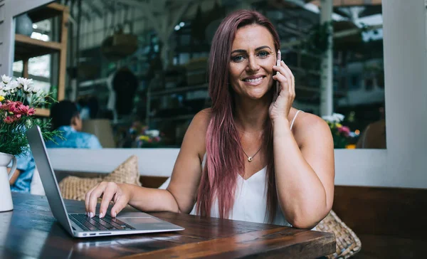 Trendy Volwassen Freelancer Met Moderne Laptop Vrolijk Glimlachen Kijken Naar — Stockfoto