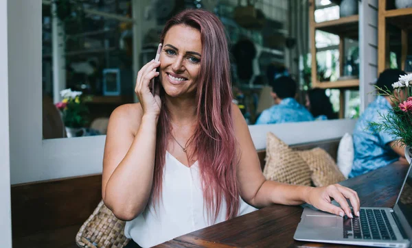 Neşeli Pembe Saçlı Serbest Çalışan Gülümseyen Telefonlara Cevap Veren Kadın — Stok fotoğraf